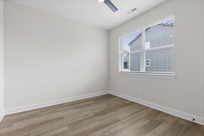 Building Photo - 715 Bespoke