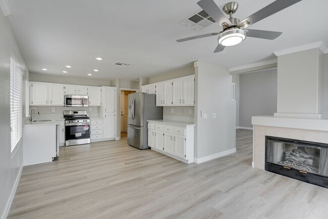 Building Photo - UPGRADED 3 BEDROOM HOME IN GREEN VALLEY