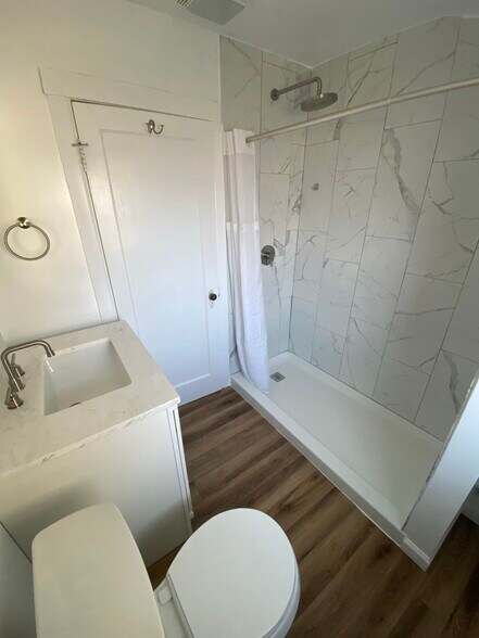 Bathroom - 1524 W Dean Ave