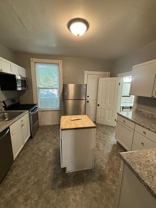 Building Photo - 916 E Lyon St