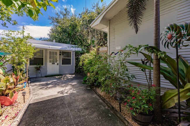 Building Photo - 808 N Palmway