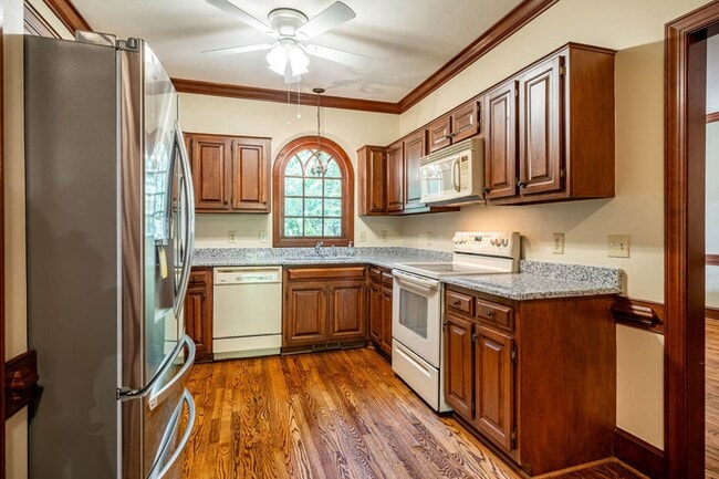 Building Photo - 1305 Hampshire Ct