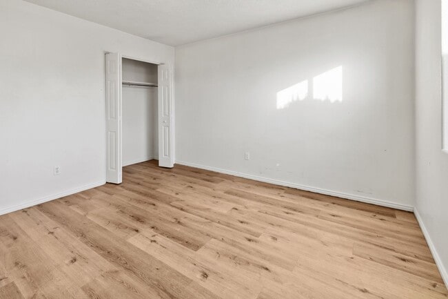 Building Photo - Tri-Plex for Rent