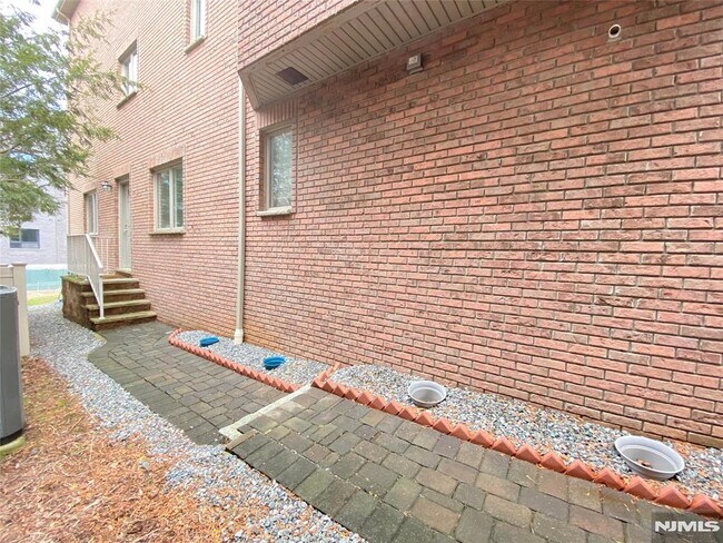 Building Photo - 517A Lawn Ave