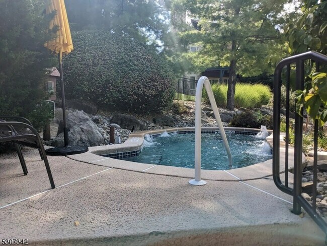 Building Photo - 3-13 Maple Cres