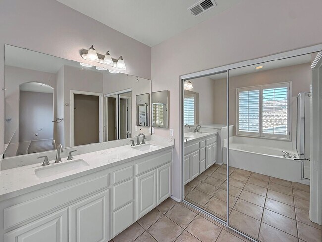 Building Photo - Beautiful 4BR + Office / 3BA Home in Prime...