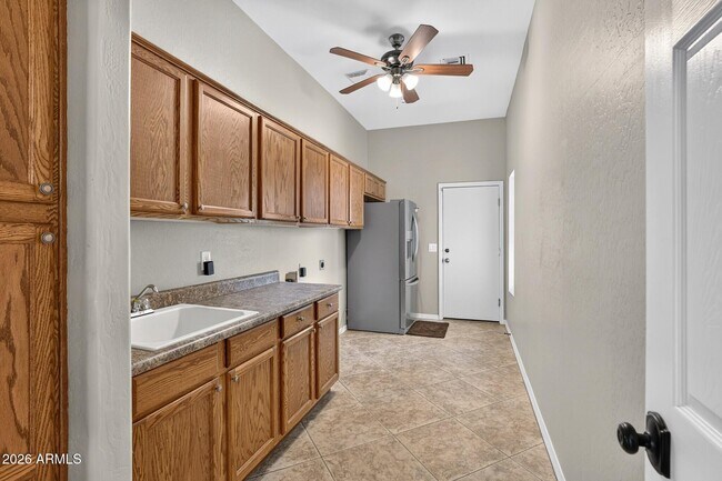 Building Photo - 3002 E Sherry Ln