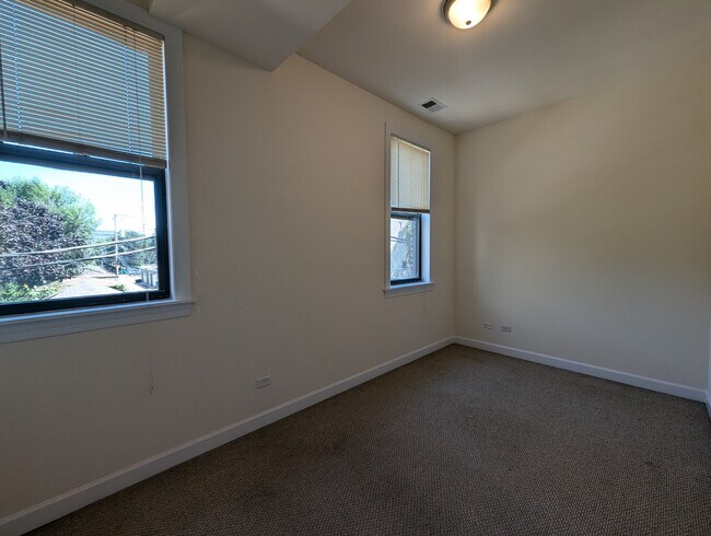 Building Photo - 4715 N Sheridan Rd