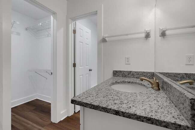 Building Photo - Fully Renovated 2-Bed, 2-Bath Apartment
