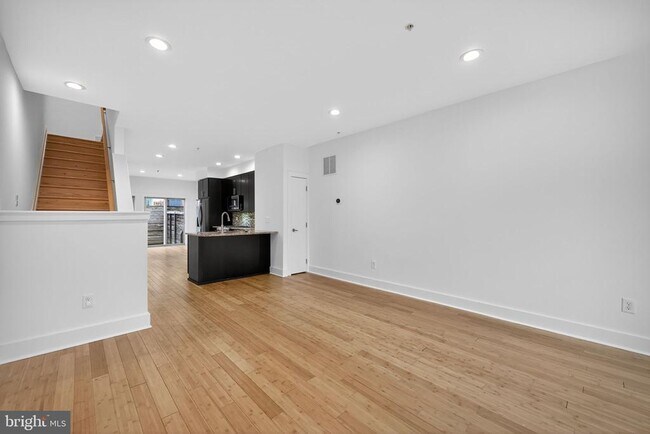 Building Photo - 2028 Trenton Ave