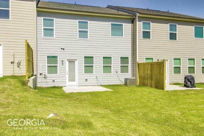 Building Photo - Prime Newnan Location! 2023 build, 3 bedroom townhome within walking distance to Downtown, The LI...