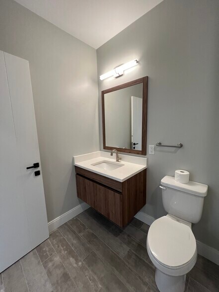 Building Photo - 8 Central St