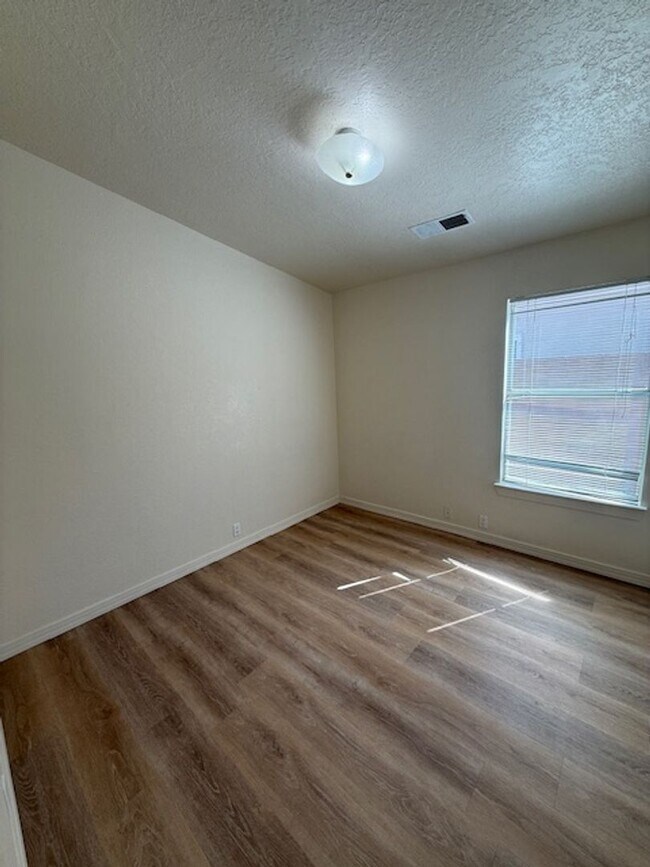 Building Photo - Charming and functional 3-Bedroom 2-Bath near Kirtland Air force base
