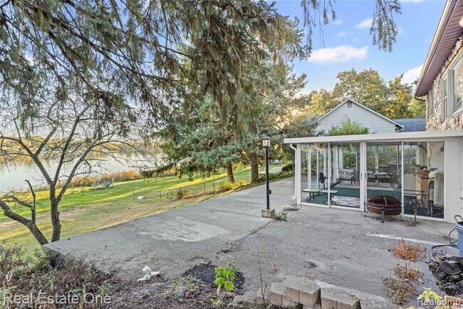 Building Photo - 2739 Lakeridge Ave