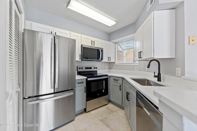 Building Photo - 1841 Island Club Dr