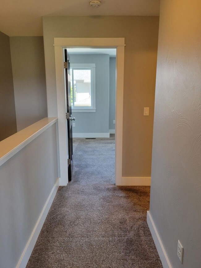 Building Photo - 3 Bedroom, 2 1/2 Bathroom Townhouse -2 wee...