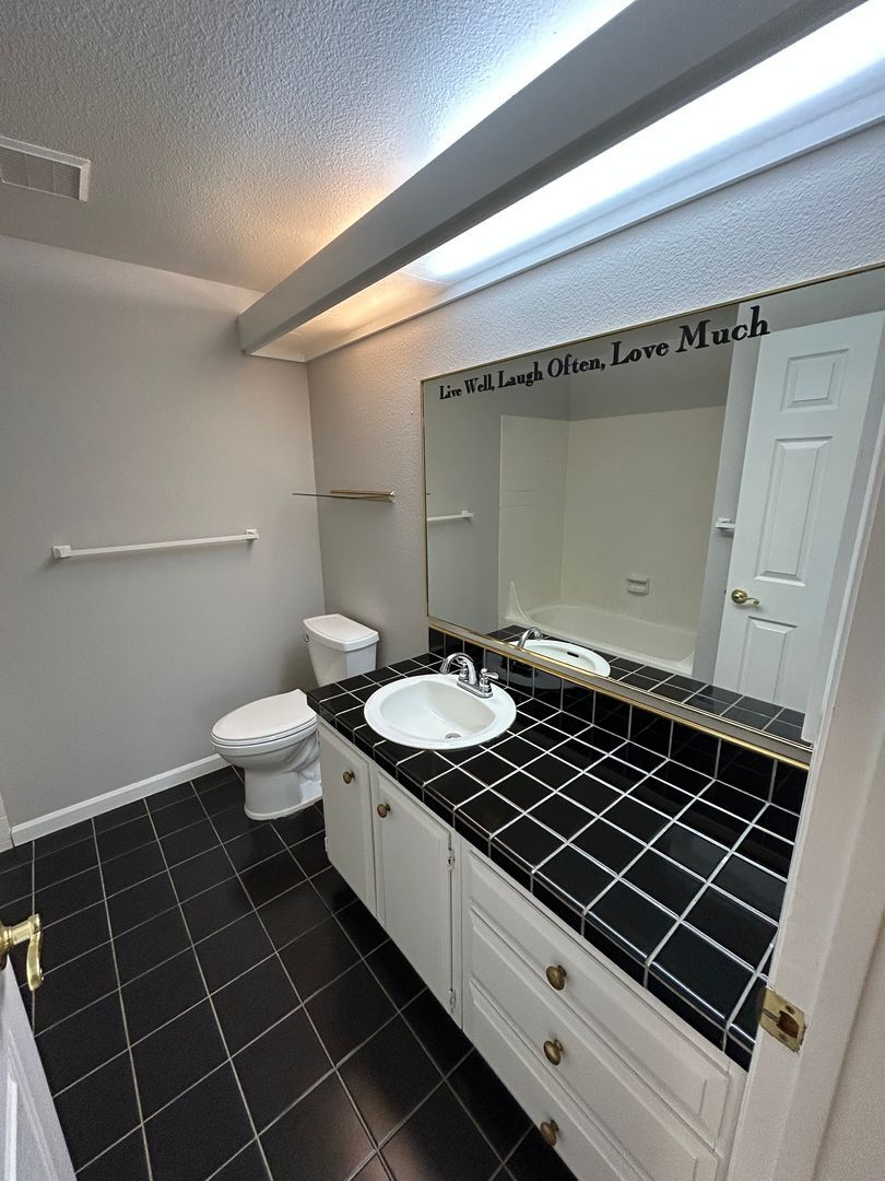 Building Photo - Charming Bellevue Home With Flexible Lease...