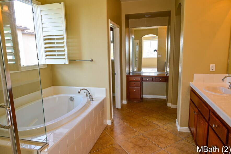 Building Photo - 1167 Vista Pointe Blvd