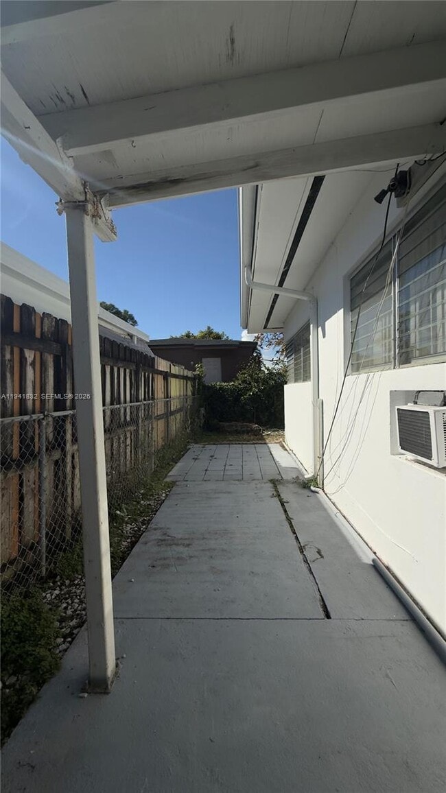 Building Photo - 2000 SW 13th Ct