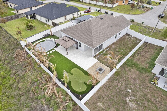 Building Photo - 681 SW Millard Dr