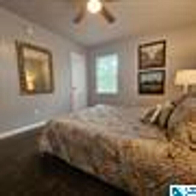 Building Photo - Charming 4 Bedroom, 1 Bathroom house
