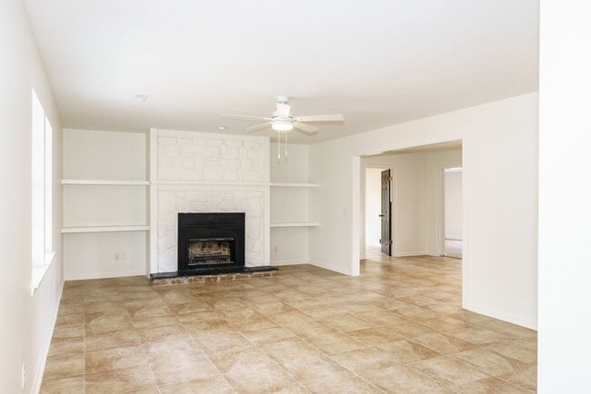 Building Photo - 3BR Home in Shell Point – Sunroom | Garage | Prime Location