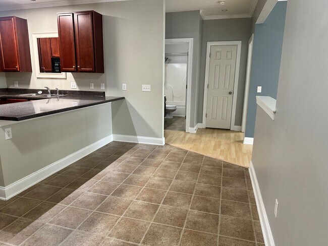 Building Photo - Available now! Lake-area living, 2 Bedroom Apartment