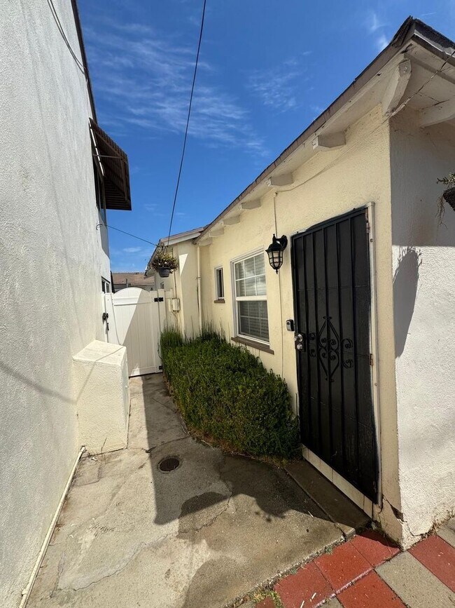 Building Photo - 825 Obispo Ave