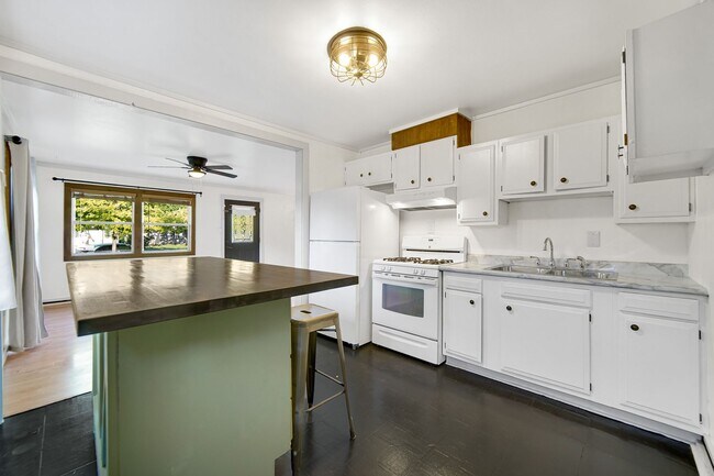 Building Photo - 3 Bedroom 1 Bathroom Apartment for Rent!