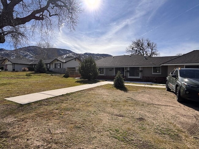 Building Photo - Beautiful Stallion Springs Home With A View!