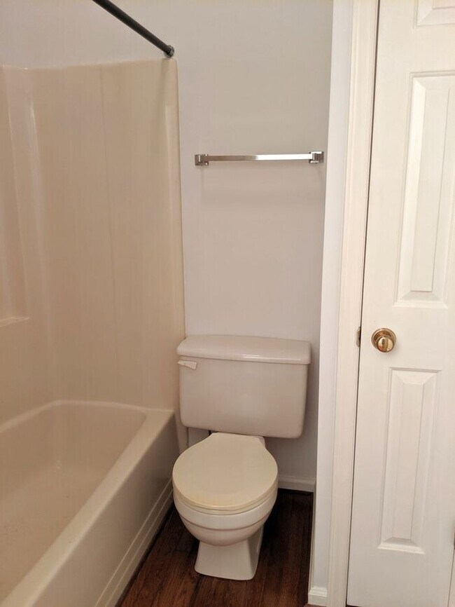 Building Photo - Condo Rental in Great Asheville Location!
