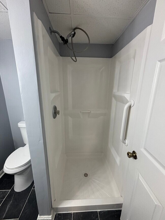 Building Photo - 3 bedroom 2 bathrooms