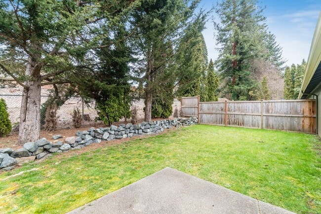 Building Photo - Inviting 3 Bedroom/2 Bathroom Duplex in Puyallup! Two Car Garage, Fenced Yard, Cul-de-Sac, New Pl...