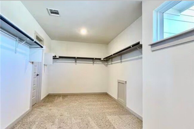 Building Photo - Spacious - Like New - 4 Bedrooms - Versatile!