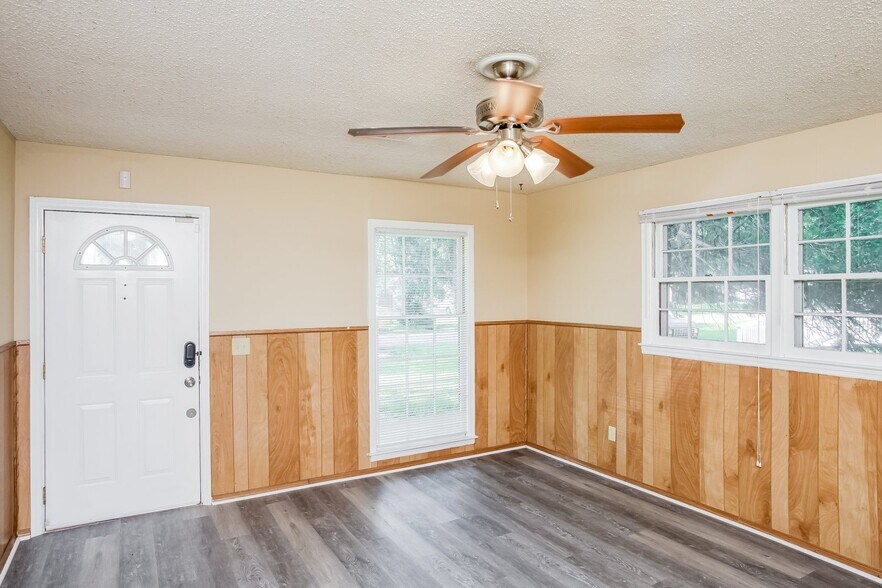 Building Photo - 517 Riverside Ln