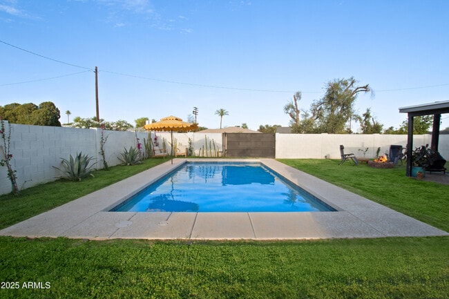Building Photo - 1702 W Glenrosa Ave