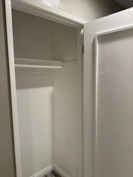 Building Photo - 753 Windwood Dr