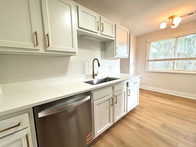 Building Photo - Fully Updated Home in Charleston