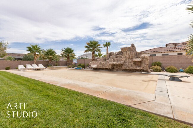 Building Photo - Gorgeous 5 bed 4 bath furnished home in Li...