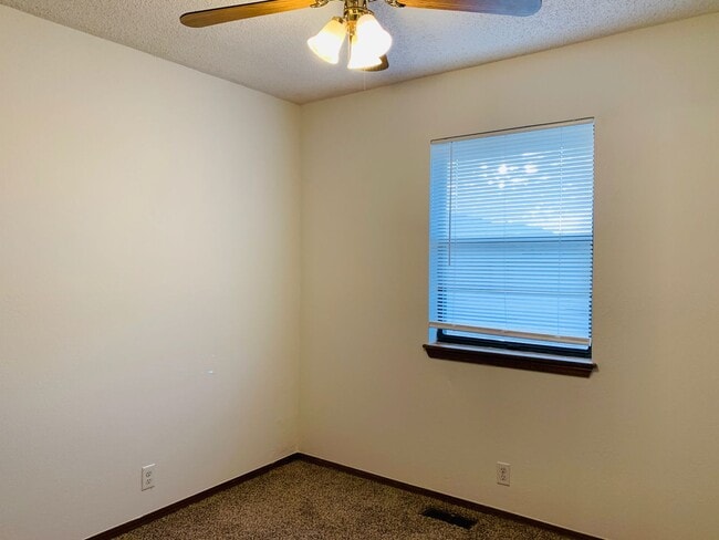 Building Photo - 3 Bed | 2 Bath | 2 Car Garage - Duplex - UNDER $1000 per month - Putnam City Schools