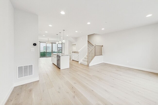 Building Photo - Contemporary 4 bedroom, 3.5 bath Open Concept Townhome!