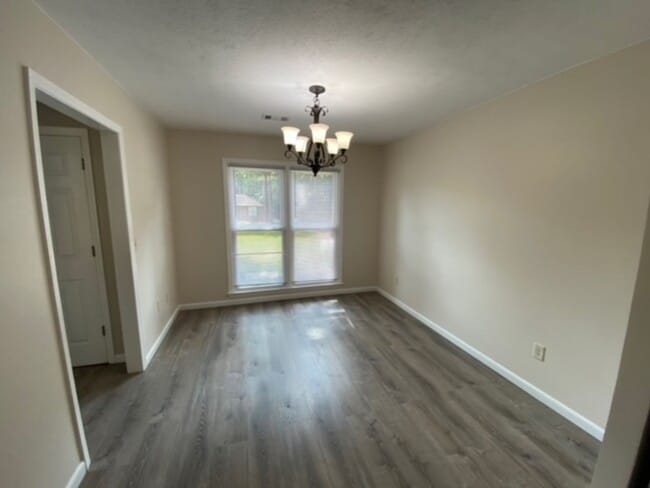 Building Photo - Welcome to this charming 3-bedroom, 2-bath...