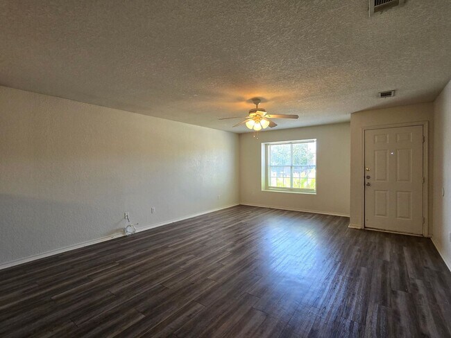 Building Photo - 3303 Driftwood Dr