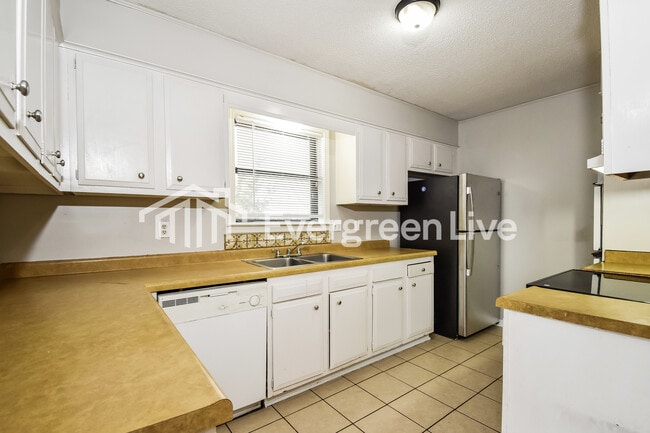 Building Photo - 6677 Silhouette Ave