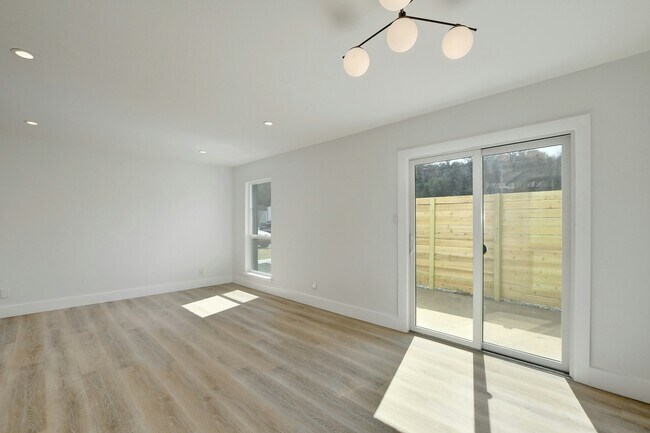 Building Photo - 1206 Hollow Creek Dr