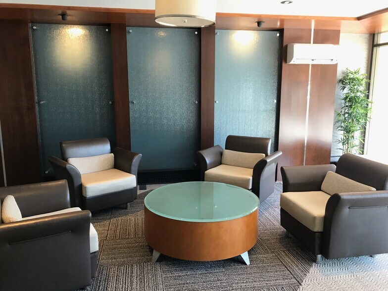 Lobby - 3150 Excelsior Blvd