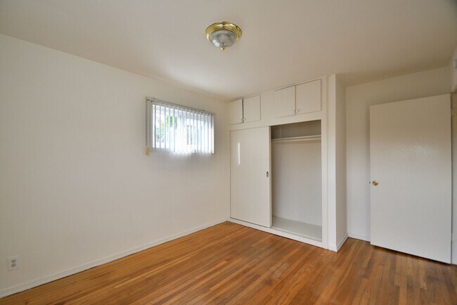 Building Photo - t864