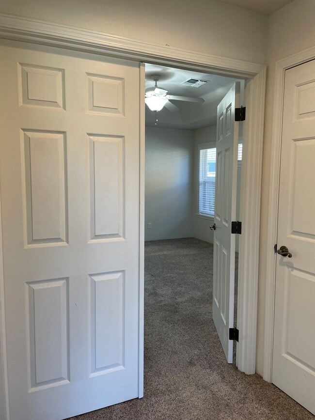 Building Photo - Stunning 3 Bedroom 2 Bath Home- Located in Friendly Central Point-Over 1600 Sq. Ft.