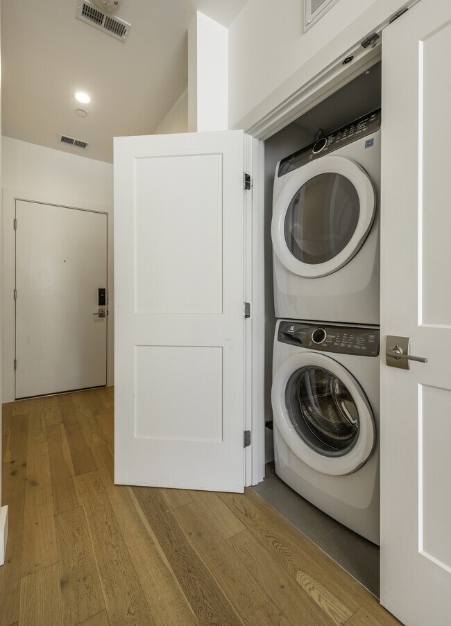 Building Photo - 946 Saratoga St