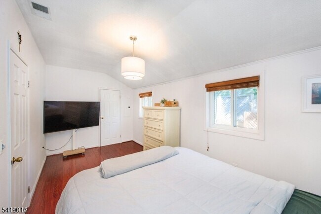 Building Photo - 25 Lake Rd